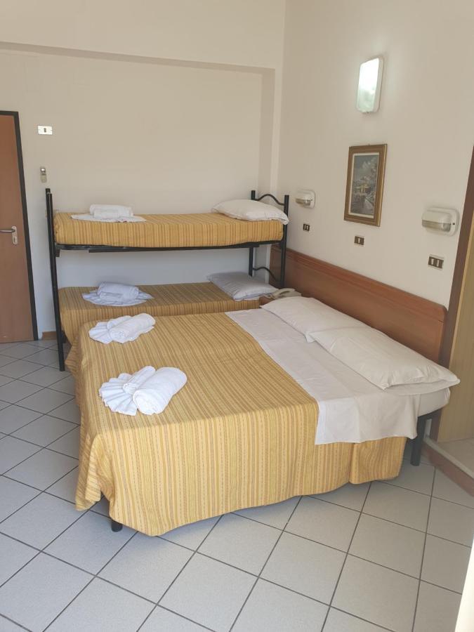 Hotel Venezia San Mauro Mare Стая снимка